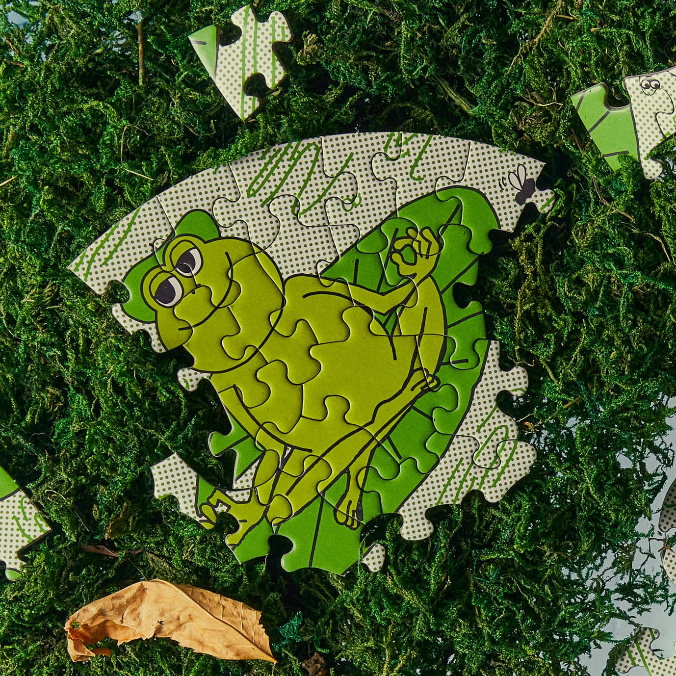 Round Puzzle (81 Pieces) ~ Peace Frogs